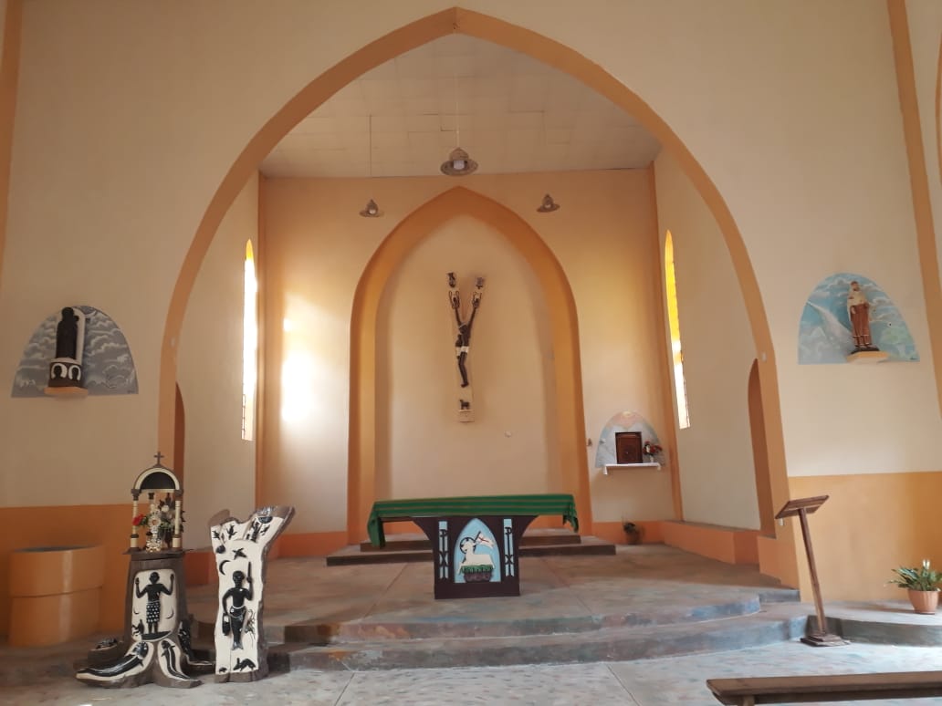 Fonte batismal e altar